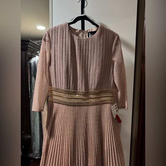 Shimmering pleated A line dress - Picture 6 of 9